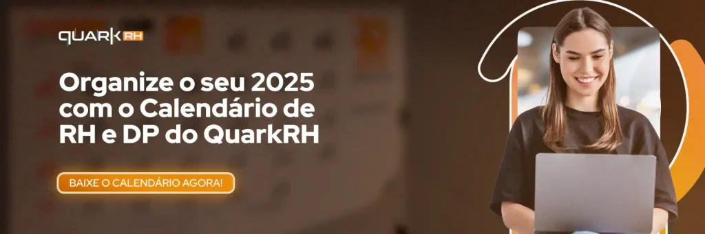 Imagem promocional do QuarkRH destacando um Calendário de RH e DP para o ano de 2025. Um profissional sorri enquanto utiliza um laptop, enfatizando a organização no trabalho.