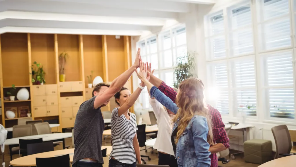 jovens trabalho equipe sucesso Importância de um ambiente de trabalho saudável nas empresas