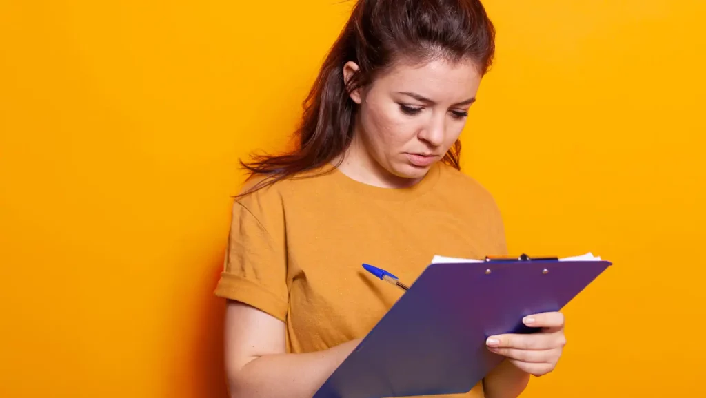 A nova atualização da NR-1 obriga a consideração de riscos psicossociais no trabalho.