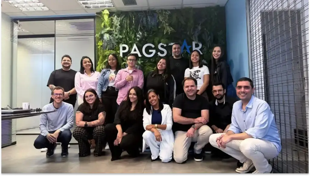 Equipe de sucesso da Pagstar comemorando seu case de sucesso na empresa, destacando a colaboração e inovação no setor financeiro.