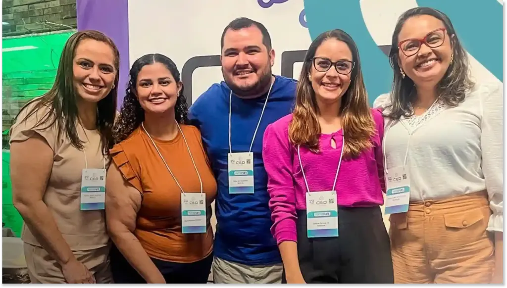 Equipe  Vida em Casa de profissionais de emergência médica em frente a ambulâncias, promovendo serviços de saúde de qualidade com equipe treinada e equipamentos modernos.