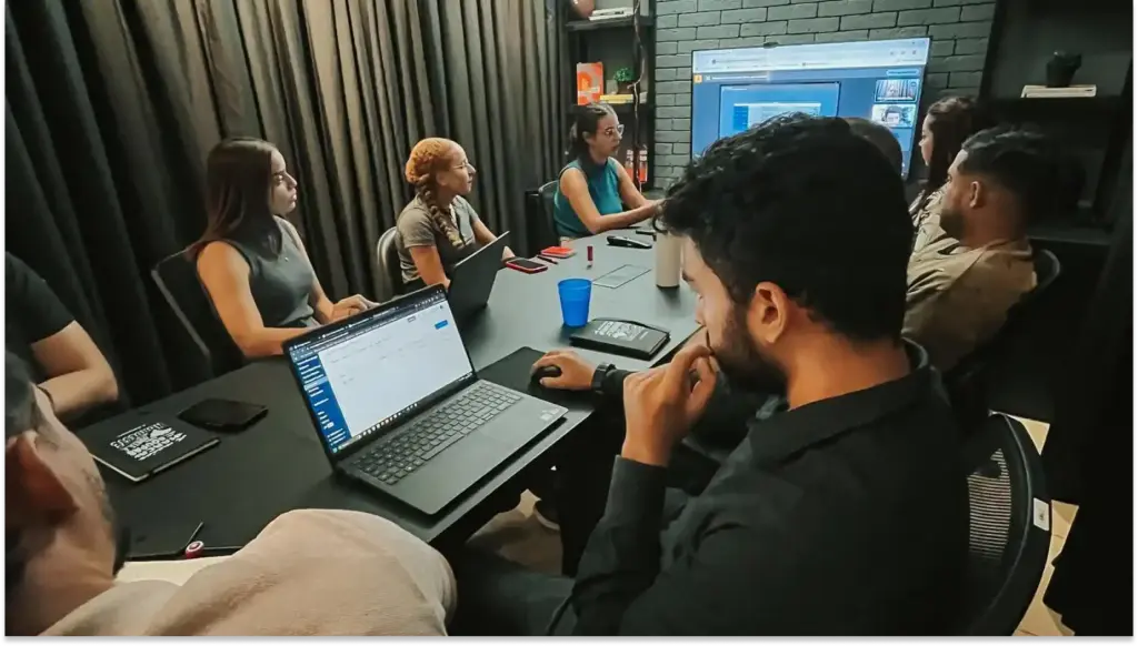 Reunião de equipe em sala moderna de reunião com computador portátil, apresentando projeto } e discussão colaborativa