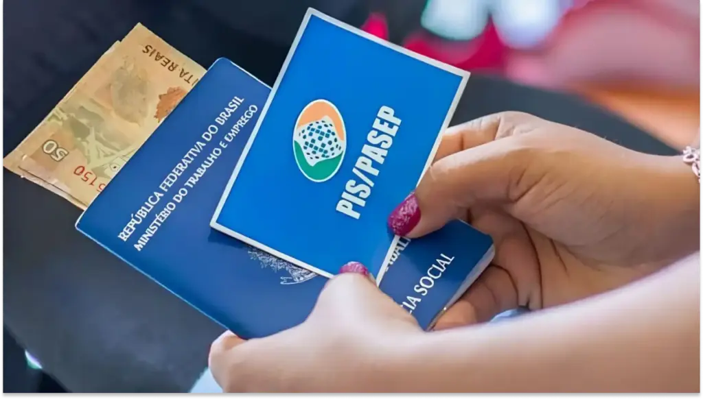 Pessoa segurando cartão do PIS/PASEP sobre Abono Salarial, com uma nota de dinheiro ao lado.