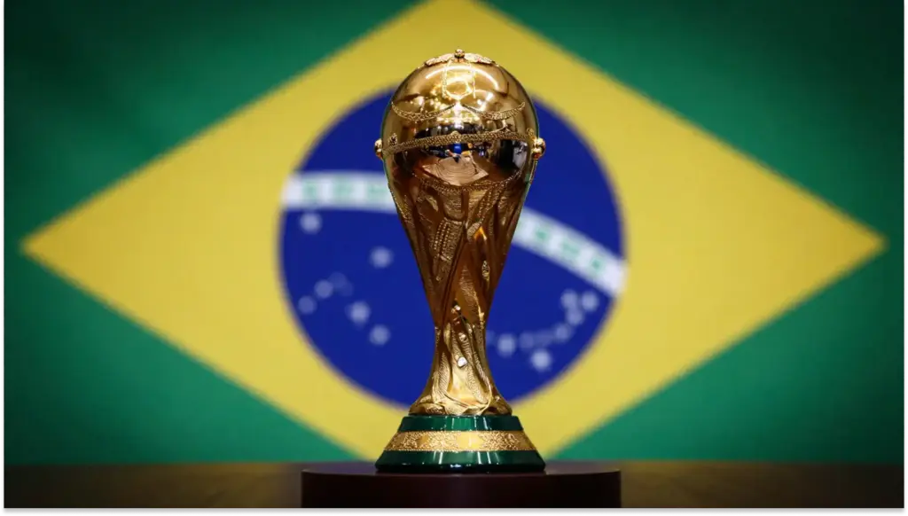 Copa do Mundo da FIFA no Brasil, troféu de ouro na frente da bandeira brasileira, celebração do esporte mundial.