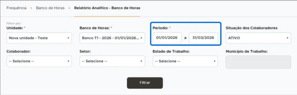 Tela de relatório analítico do banco de horas com filtros de unidade, período, colaborador, setor, estado de trabalho e município. Interface de sistema de controle de horas trabalhadas.