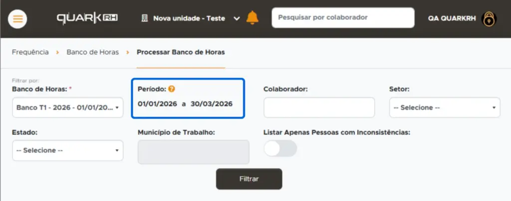 Imagem de uma tela de sistema de processamento de banco de horas com filtros de período, setor, estado e município de trabalho na plataforma Quark RH, utilizado por profissionais de RH para gerenciar controle de jornada e horas trabalhadas.