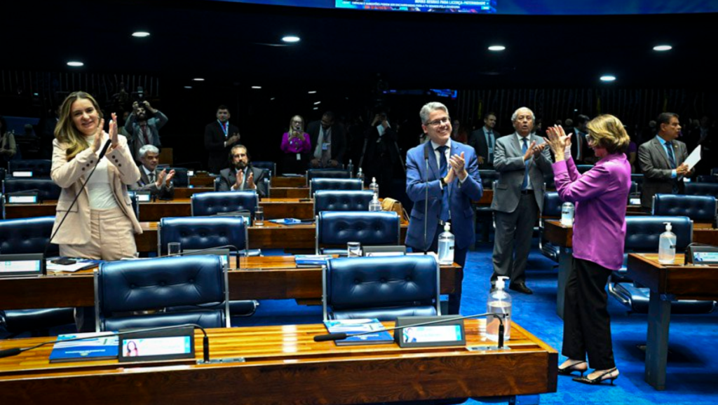 Ampliação da licença-paternidade é aprovada pelo Senado e segue para sanção presidencial. Projeto prevê aumento gradual do afastamento para até 20 dias e criação do salário-paternidade.