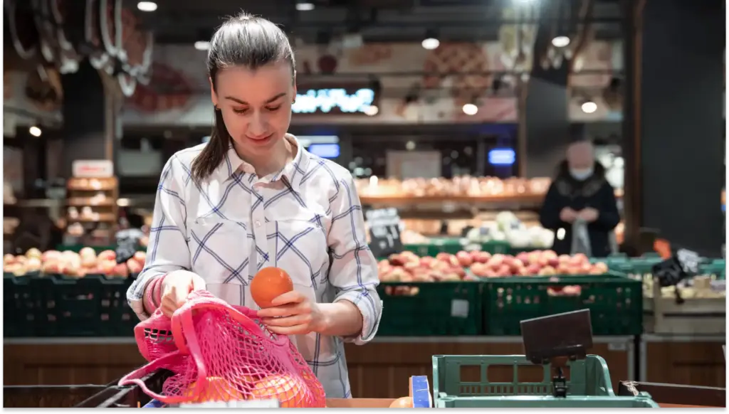 Pessoa utilizando o benefício do vale-alimentação e vale-refeição em supermercado, reforçando decreto do MTE que vale para todas as empresas.