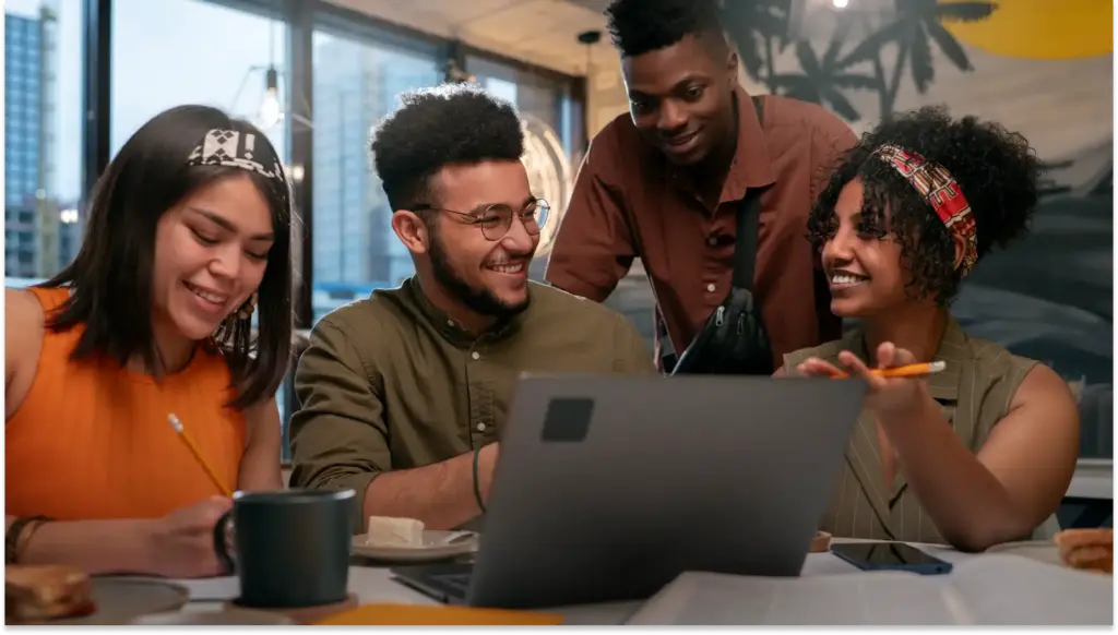 Grupo de jovens profissionais discutindo ideias de trabalho em uma reunião, destacando a baixa taxa de engajamento no trabalho de 29% segundo pesquisa.