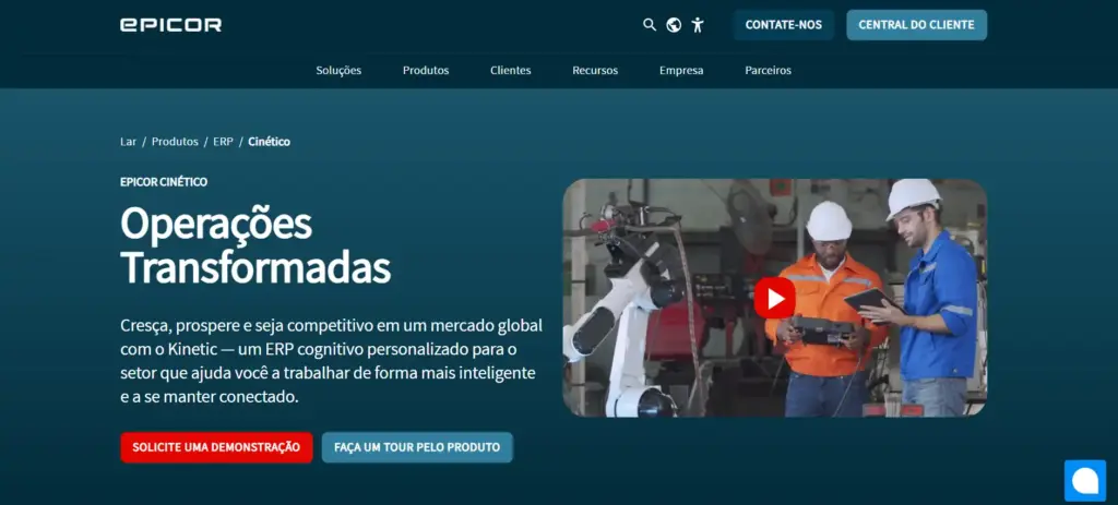 Imagem de dois profissionais usando equipamentos de proteção trabalhando em uma fábrica, promovendo operações transformadas com Epicor.