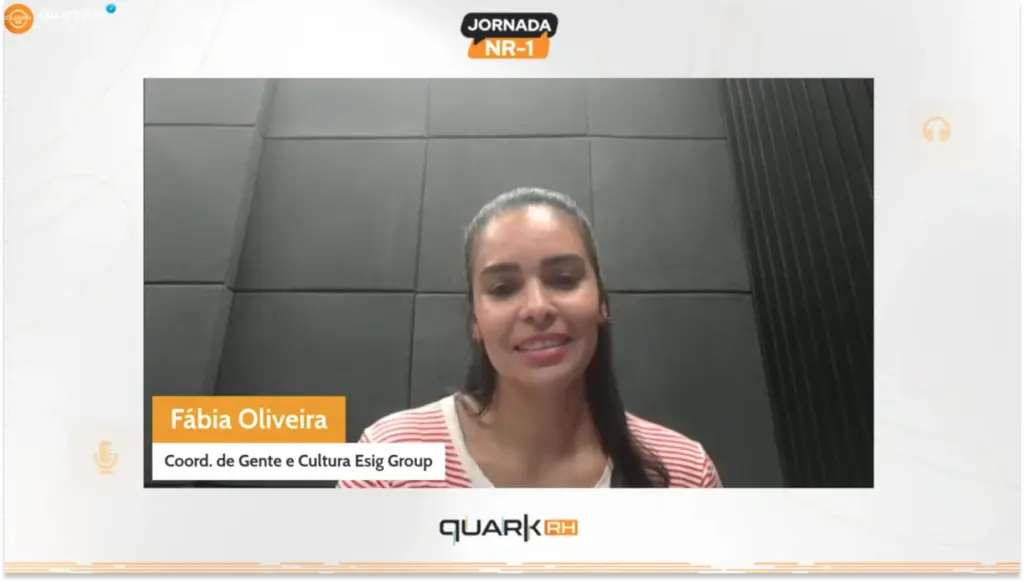 Fábia Oliveira, coordenadora de Gente e Cultura da Esig Group, participando de uma videoconferência em um evento(NR-1) que destaca a importância do cuidado e gestão de pessoas.