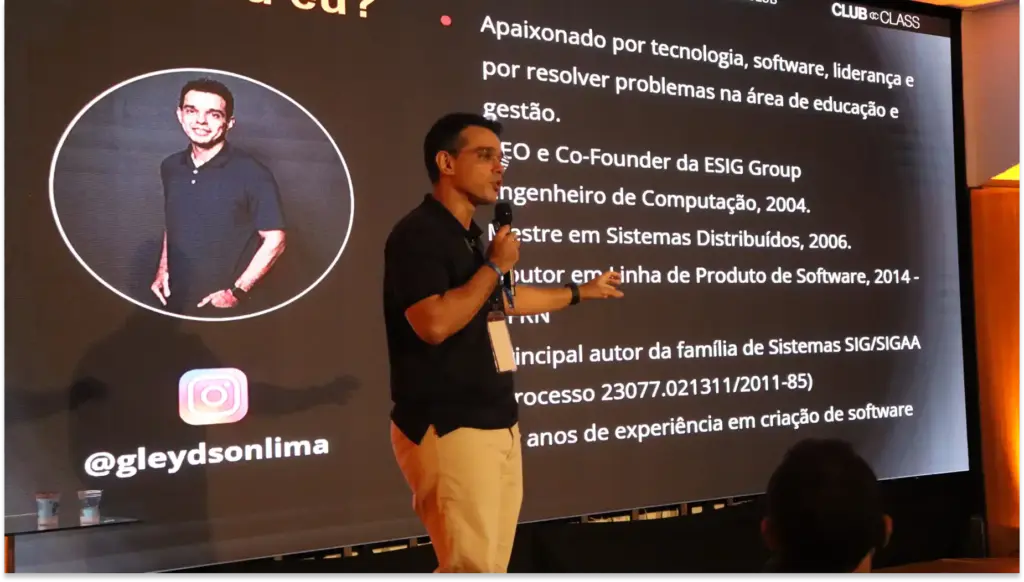 Palestrante com microfone em evento, apresentando slides no telão; à esquerda aparece o logo do Instagram e o perfil @gleydsonlinma, com texto sobre Contratação e Retenção na palestra Insights da Carbone Class.