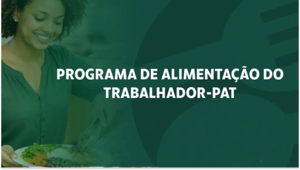 Mulher sorridente e trabalhando em uma mesa com alimento, com texto em destaque “Programa de Alimentação do Trabalhador-PAT”, em fundo verde e atmosfera corporativa.