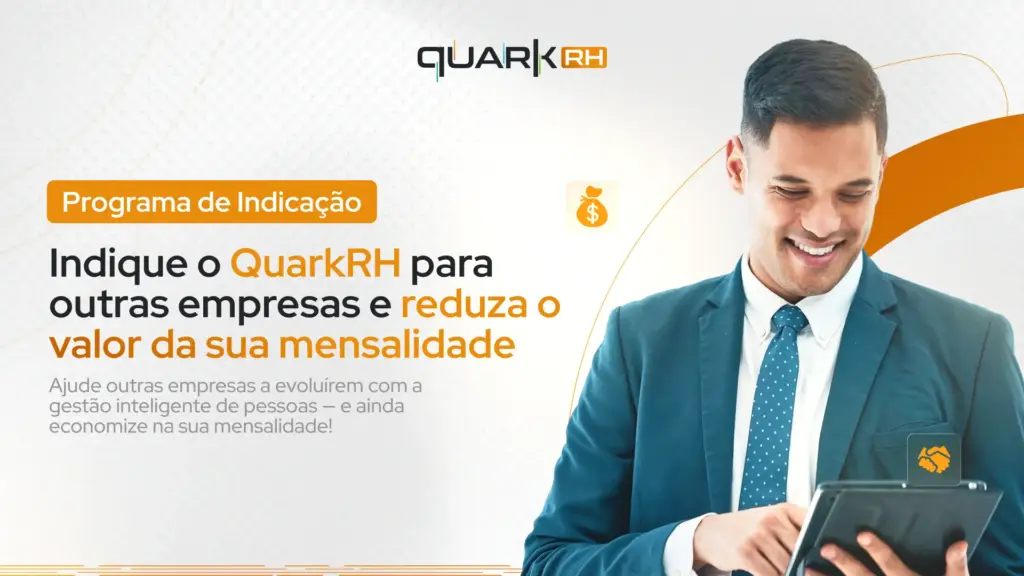 Imagem promocional do Programa de Indicação do QuarK RH, com texto “Indique o QuarK RH para outras empresas e reduza o valor da sua mensalidade” e um executivo sorridente usando um tablet.