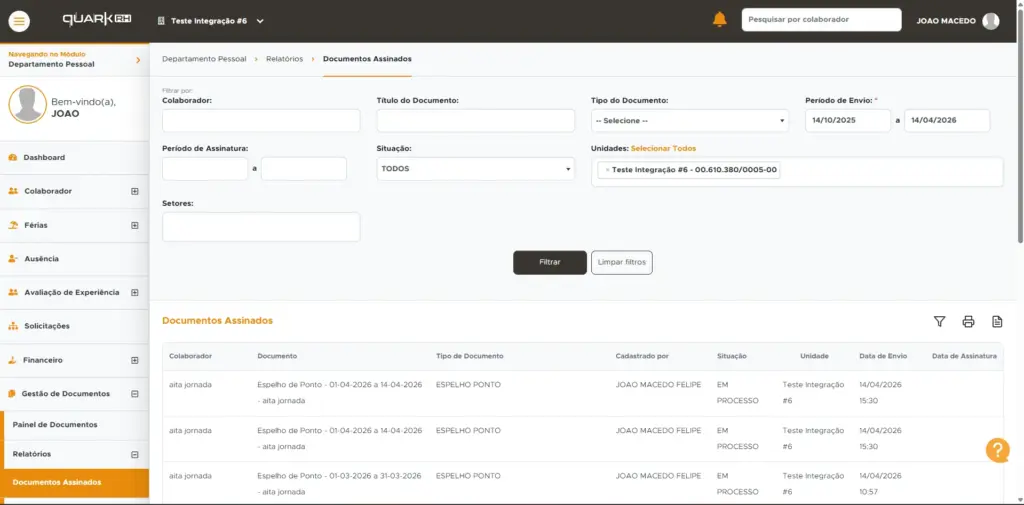 Tela de sistema de gestão de documentos QuarkHR com campos de filtro e tabela “Documentos Assinados”, incluindo colaborador João Macedo, tipo de documento e datas de envio e assinatura. Mais controle para sua operação.