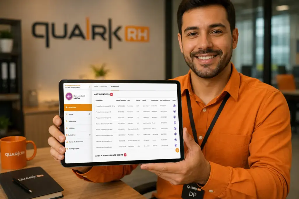 Homem em ambiente de escritório segurando um tablet com uma interface de gerenciamento e informações de dados, ao lado de materiais da marca Quark RH; foto de atendimento e apresentação de sistema
