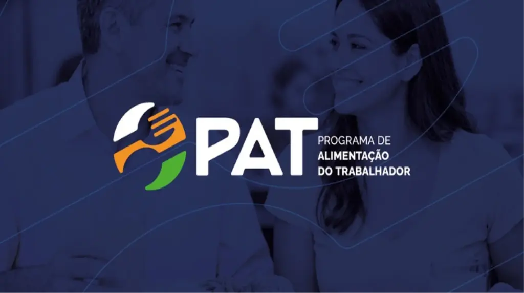 Banner azul com o logotipo do  NOVO PAT e a frase “PROGRAMA DE ALIMENTAÇÃO DO TRABALHADOR”, com duas pessoas ao fundo trabalhando e sorrindo.