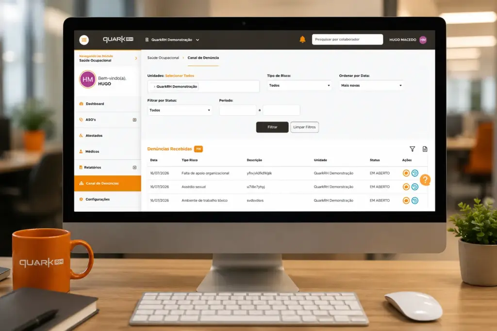 Tela de computador mostrando o painel do sistema QuarkRH com canal de denúncias, filtros e lista de denúncias recebidas para gestão de saúde ocupacional e adequação à NR-1