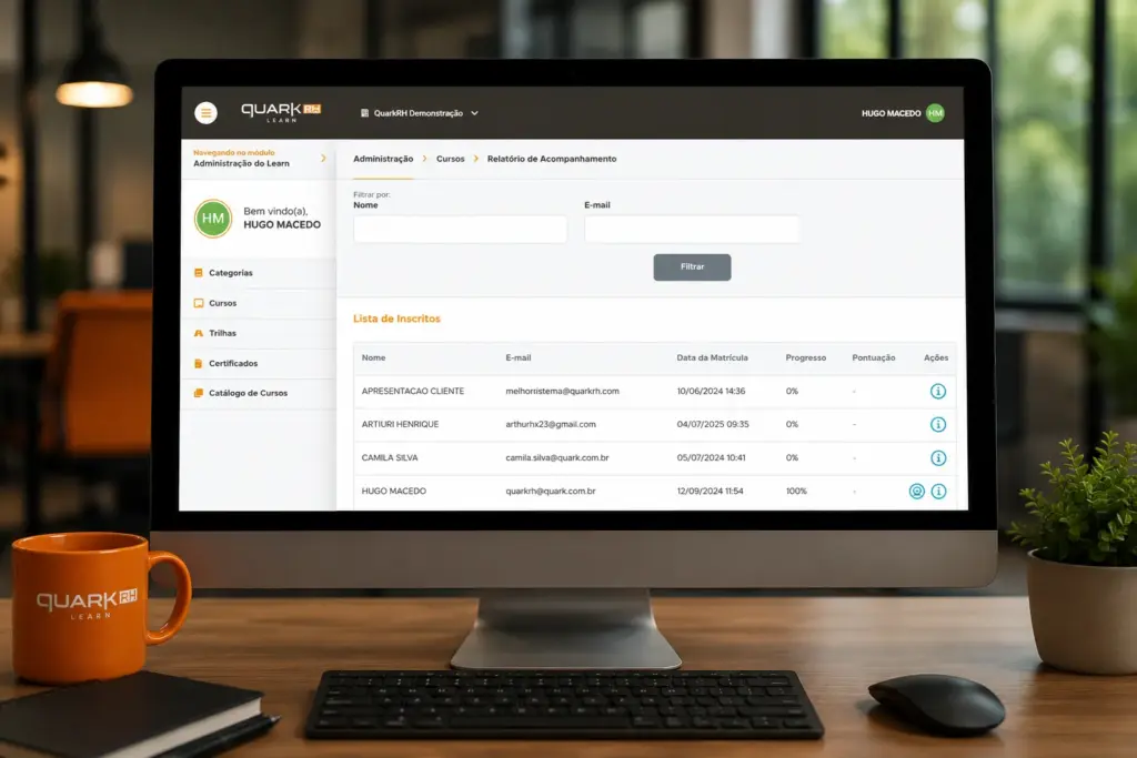 Tela de um computador em ambiente de escritório mostrando o sistema QuarkRH com lista de inscritos e opções de navegação, cursos e relatórios no menu.