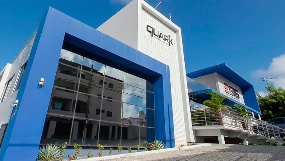 fachada predio comercial azul branco placa quark Case de sucesso: como o ESIG Group fortaleceu sua cultura organizacional com o apoio do QuarkRH