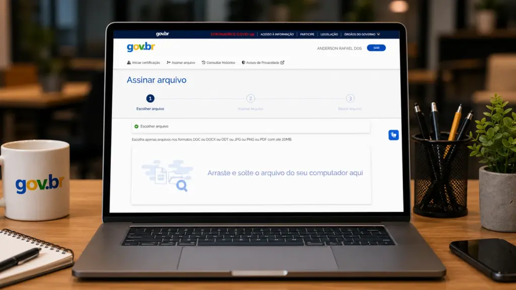 melhores softwares de assinatura eletrônica: Tela de laptop exibindo o site gov.br com a opção de “Assinar arquivo”, no ambiente de escritório com canecas e objetos sobre a mesa, ao fundo mesa desfocada.