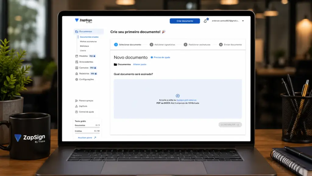 melhores softwares de assinatura eletrônica: Tela de um notebook com o site do ZapSign mostrando criação de documento e fluxo de assinatura eletrônica, em ambiente de escritório com caneca e objetos na mesa.
