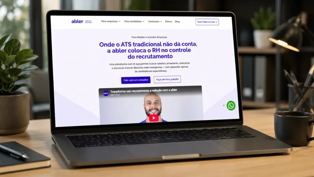 Melhores softwares de Recrutamento e Seleção - como escolher: Tela de laptop em mesa de escritório exibindo o site da abler com mensagem sobre ATS tradicional não dar conta, recrutamento e seleção, e botão de contato.