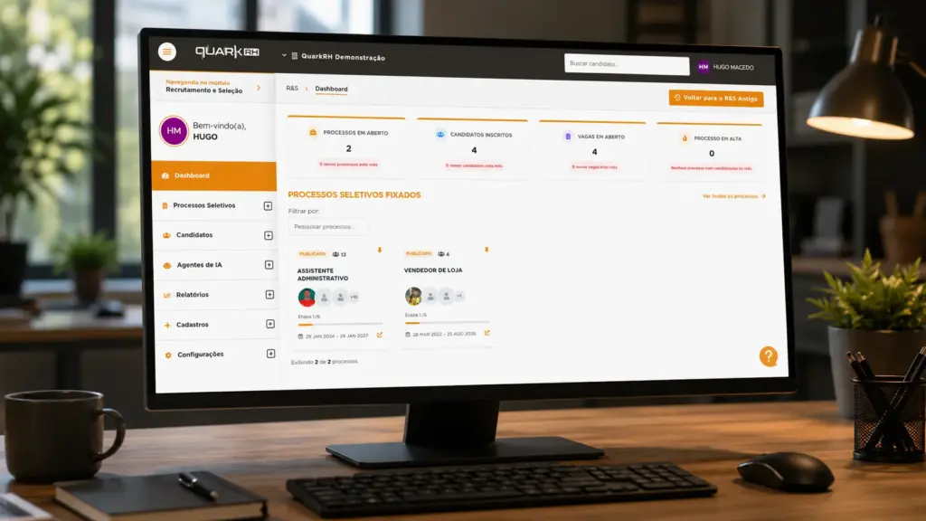 Melhores softwares de Recrutamento e Seleção - como escolher: Tela de um software de recrutamento e seleção em um monitor, com dashboard de processos seletivos, candidatos inscritos e vagas em aberto, em ambiente de escritório.