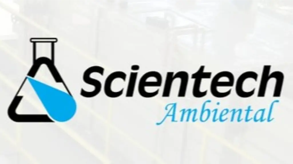 Logo Scientech Ambiental com símbolo de laboratório e frasco erlenmeyer, além do texto “Scientech” e “Ambiental” em destaque.