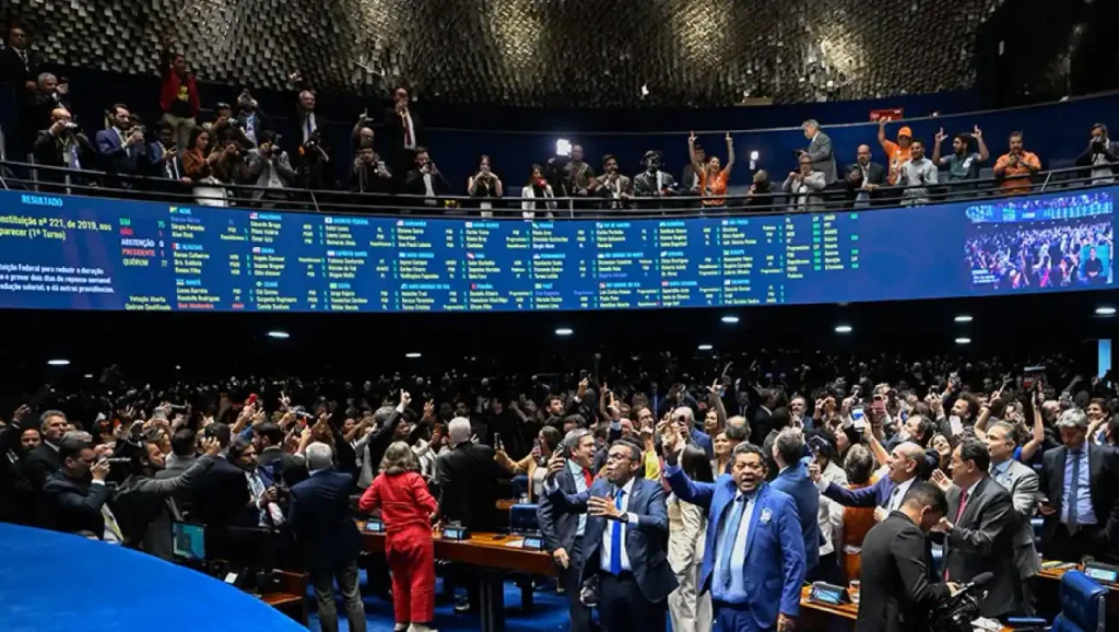 manifestacao aplauso plenario congresso fim escala 6x1 1 1 Fim da escala 6x1: Senado aprova PEC com 75 votos