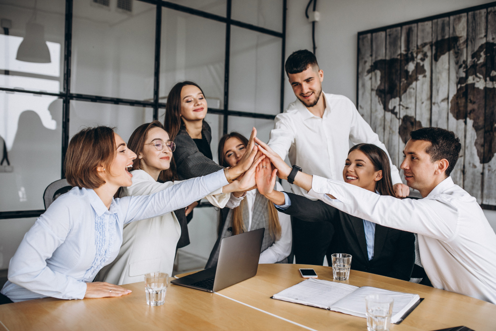 A pesquisa de clima organizacional consiste em avaliar o ambiente laboral em uma empresa, investigando os sentimentos dos colaboradores em relação às suas tarefas, gestores e colegas.