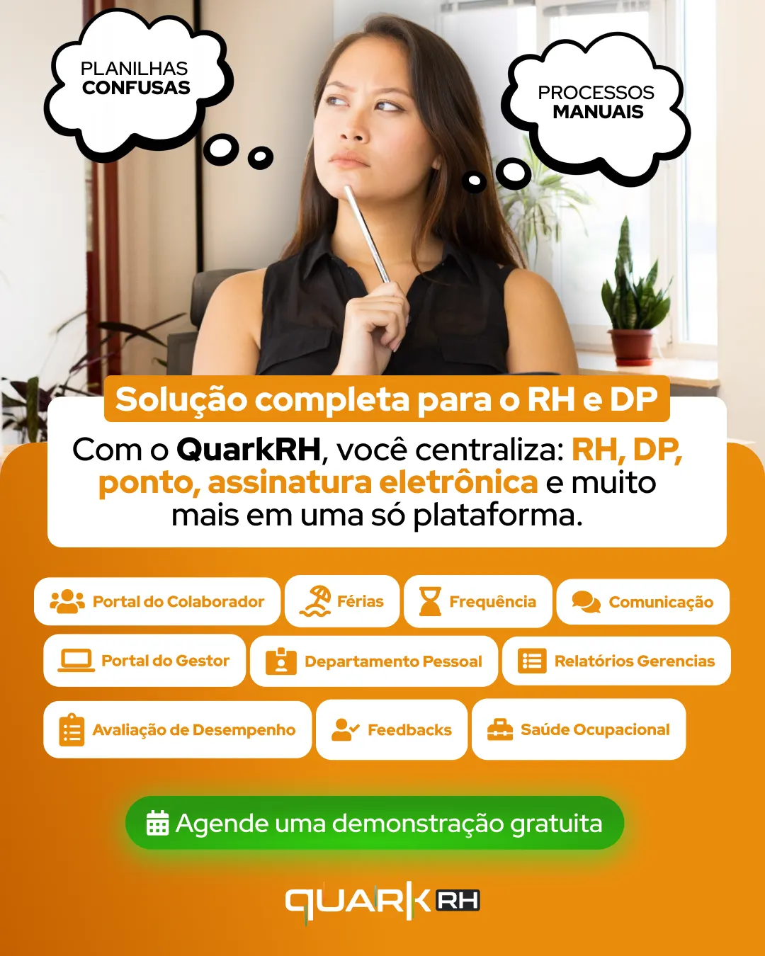 Mulher em ambiente de escritório segurando uma caneta, com elementos gráficos de aplicativo mostrando soluções de RH e DP, e chamada “Agende uma demonstração gratuita” da QuarkRH.