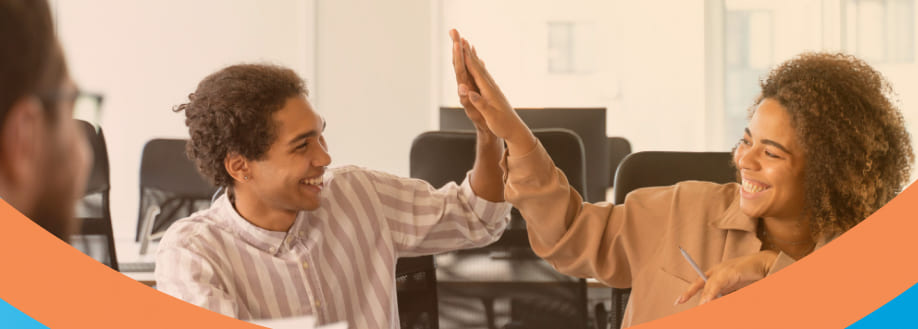 Um programa de elogios na empresa é uma maneira estruturada e eficaz de expressar apreço pelos colegas