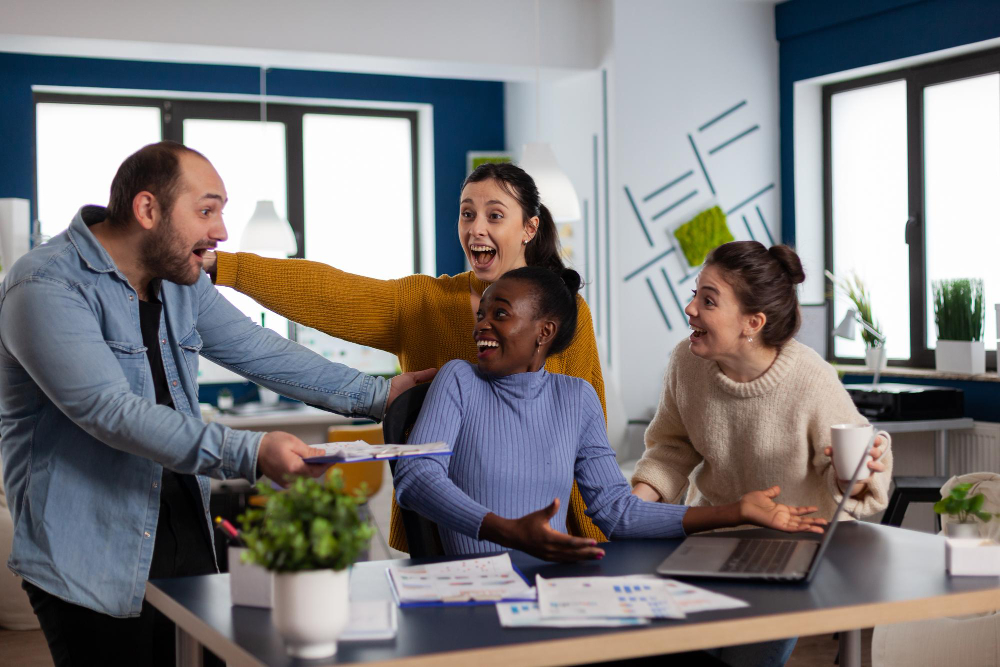 Employee Experience pode ser definida como a soma de todas as interações, percepções e experiências que um colaborador vivencia durante toda a sua jornada dentro da empresa.