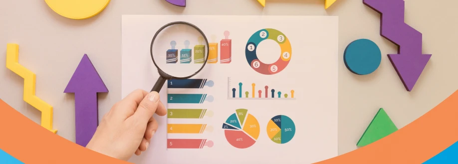 Uma mão segurando uma lupa sobre gráficos coloridos e formas geométricas em um fundo claro, destacando avaliações de desempenho.