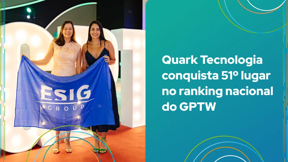 Duas mulheres segurando uma bandeira da ESIG Group, comemorando o 51º lugar da Quark Tecnologia no ranking nacional do GPTW.