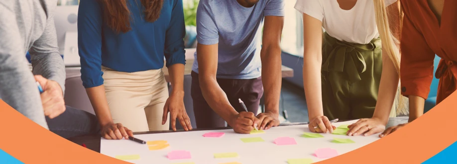 Líderes de Recursos Humanos colaborando em um ambiente moderno, destacando a importância da qualificação para a inovação nas empresas.