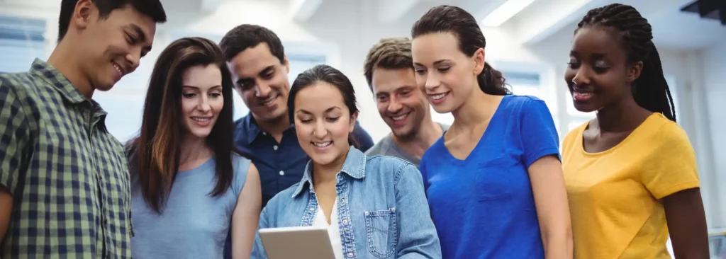 Grupo de jovens se reúne para discutir novas tendências de trabalho da Geração Z, como 'Career Catfishing' e 'Office Ghosting'.