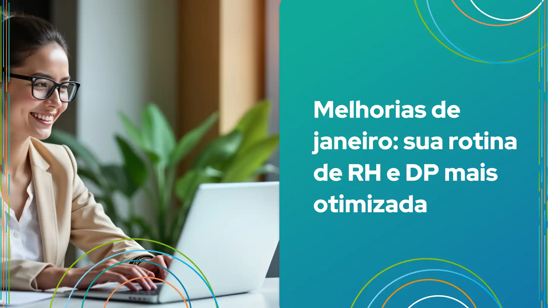 Mulher sorridente usando laptop em ambiente moderno, representando melhorias na rotina de RH e DP em janeiro.