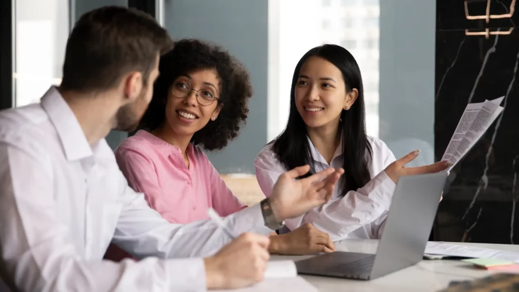 Profissionais de departamento pessoal reunidos em um debate sobre normas trabalhistas.