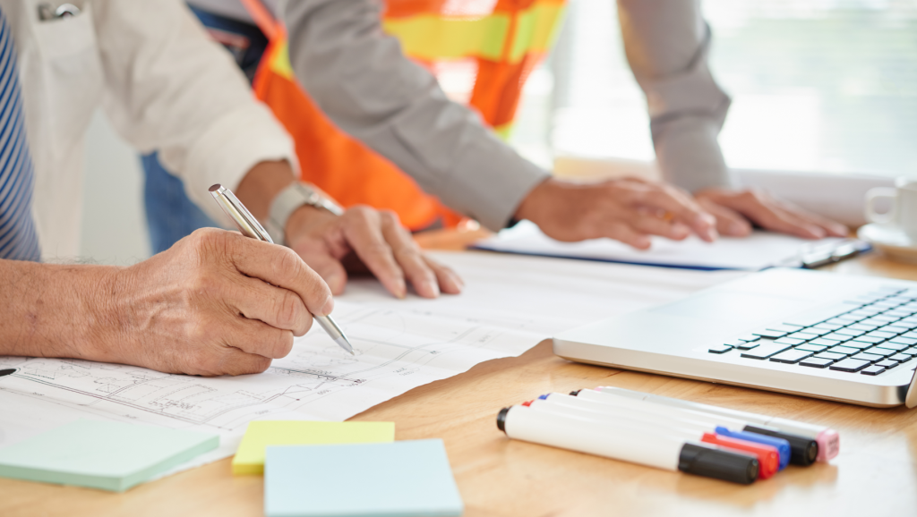 Imagem de profissionais discutindo sobre SST (Segurança e Saúde no Trabalho), analisando dados e sua importância para as empresas.