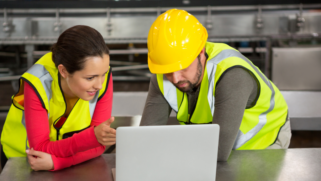 Imagem de profissionais discutindo sobre SST (Segurança e Saúde no Trabalho), analisando dados e sua importância para as empresas.