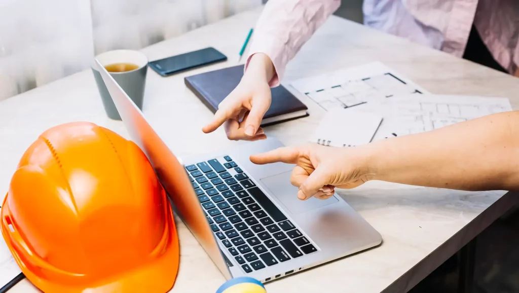 Imagem de profissionais discutindo sobre SST (Segurança e Saúde no Trabalho), analisando dados e sua importância para as empresas.