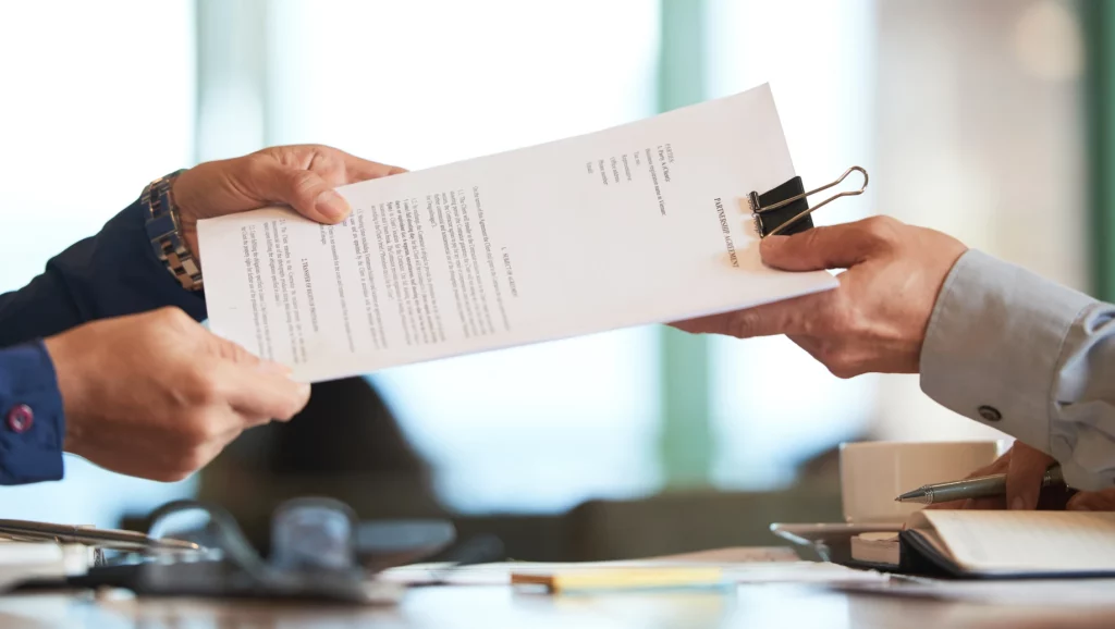 A nova atualização da NR-1 obriga a consideração de riscos psicossociais no trabalho.