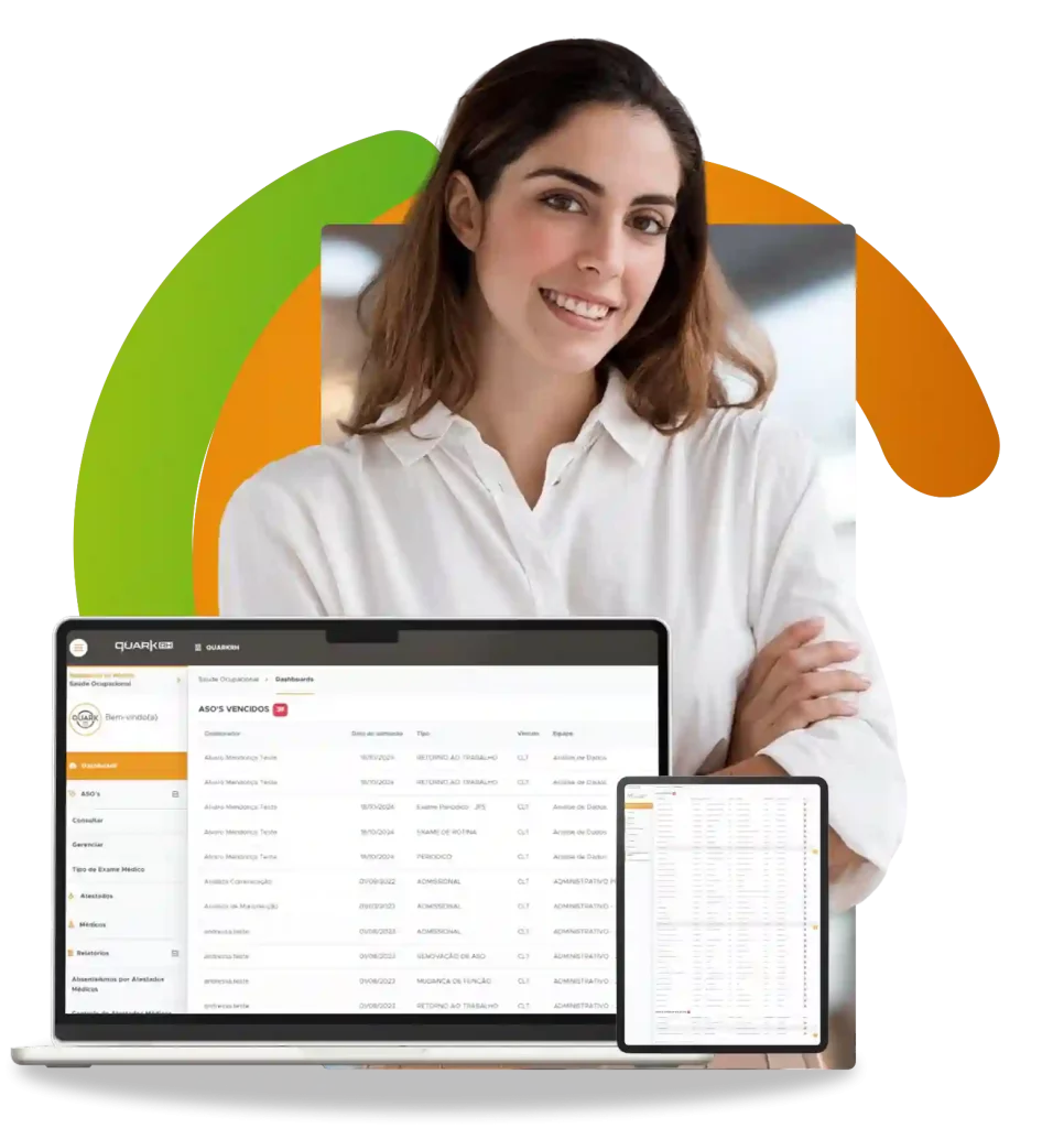 Imagem de uma mulher sorrindo em frente a um computador e tablet mostrando a interface do sistema Quark, ideal para gestão de informações.