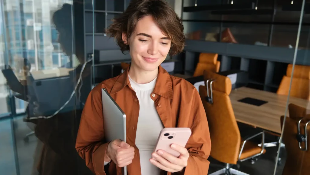 A nova atualização da NR-1 obriga a consideração de riscos psicossociais no trabalho.