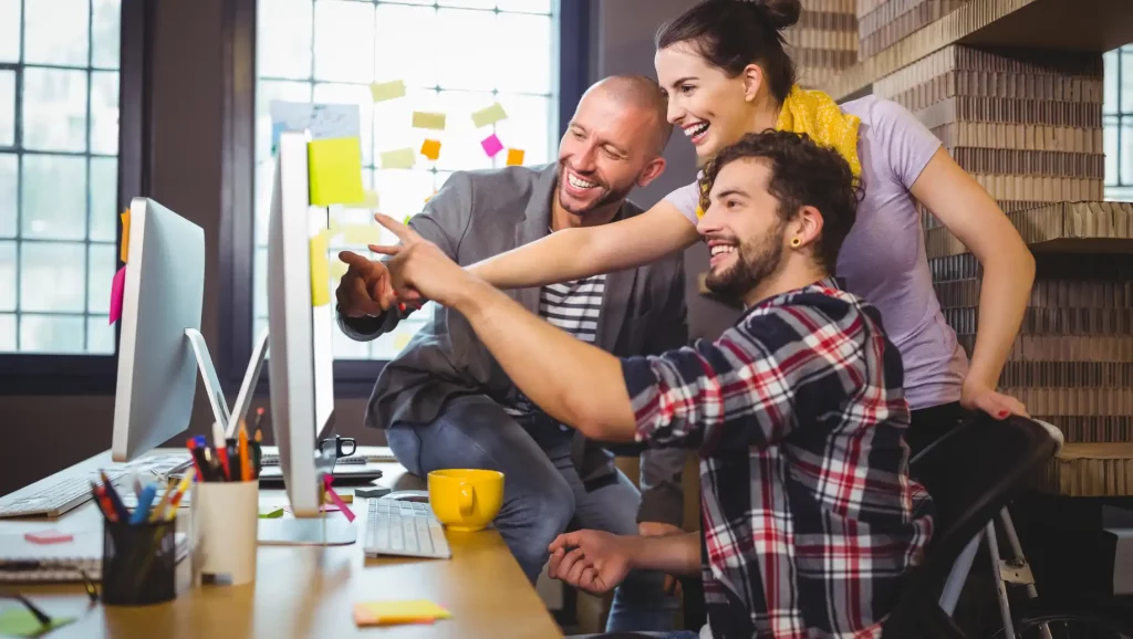 pessoas trabalhando em equipe Importância de um ambiente de trabalho saudável nas empresas