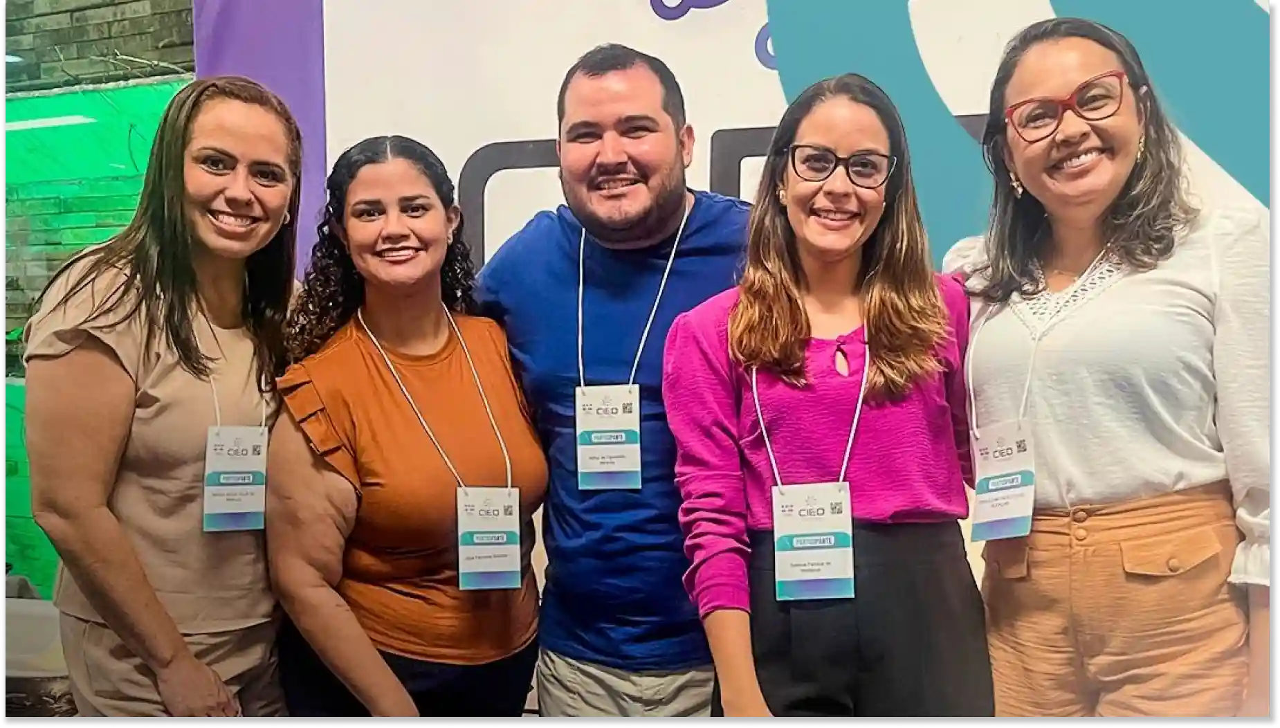 Equipe Vida em Casa de profissionais de emergência médica em frente a ambulâncias, promovendo serviços de saúde de qualidade com equipe treinada e equipamentos modernos.