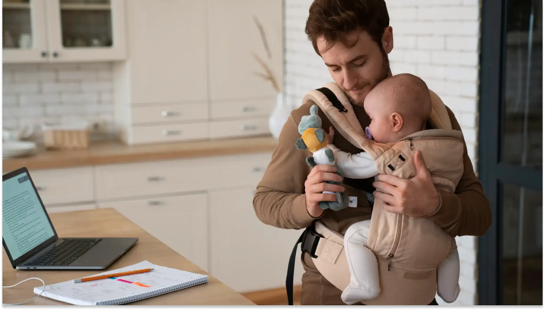 Pai interagindo com o bebê na cadeirinha, momento de cuidado e conexão familiar. Imagem relacionada a ampliar a licença-paternidade.