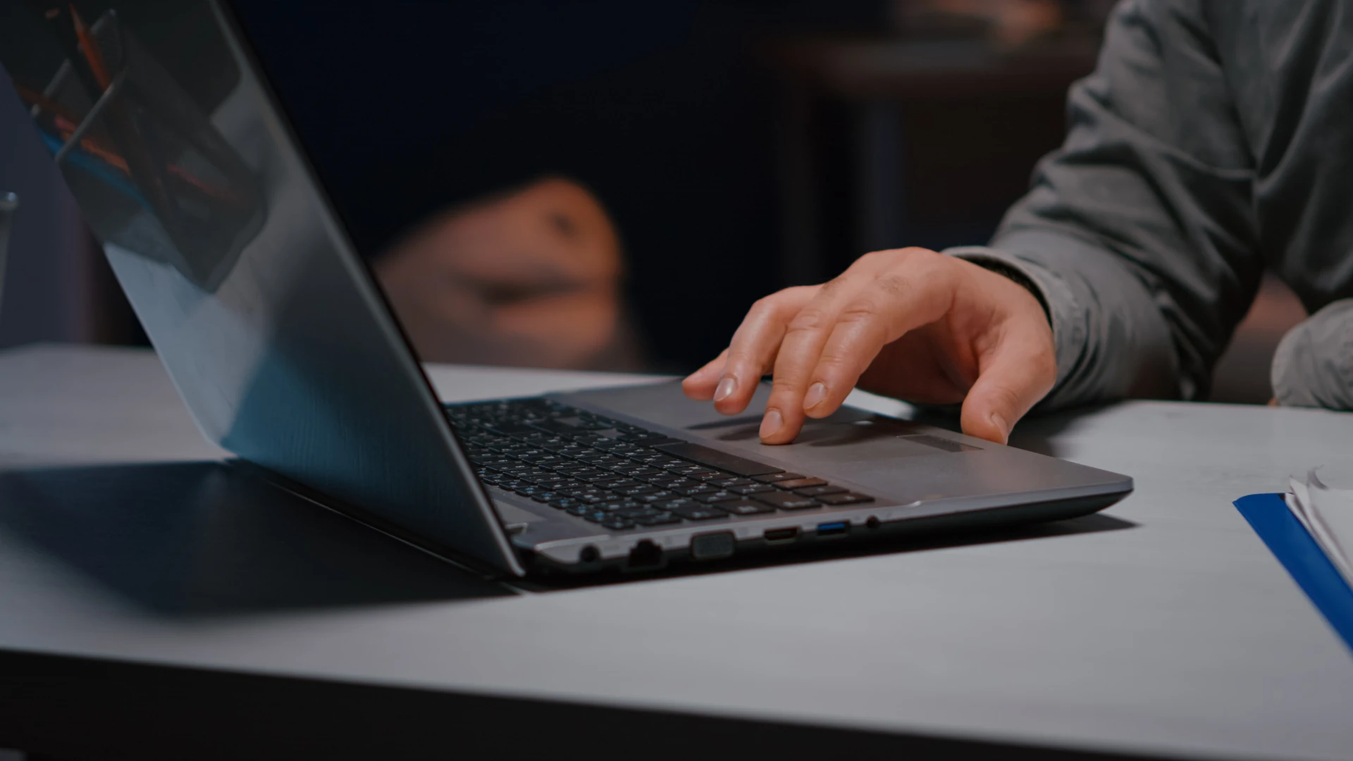 Pessoa mexendo no teclado de um laptop em uma mesa de trabalho, ilustrando notícias sobre a notificação de empresas na área de crédito consignado pelo MTE.